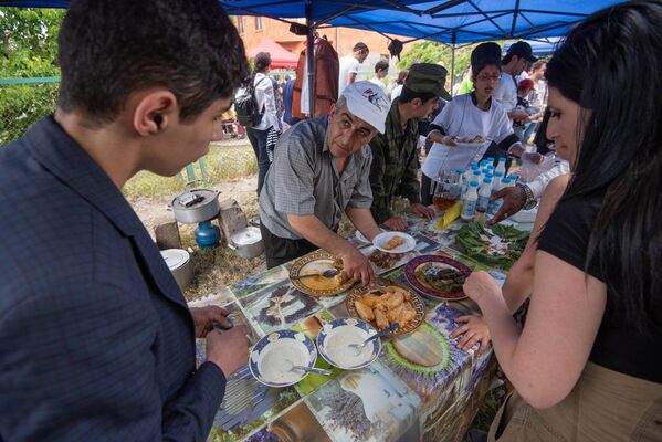 Посетители фестиваля Толмы выбирают блюдо на свой вкус (20 мая 2018). Село Хнаберд, Араратская область - Sputnik Армения