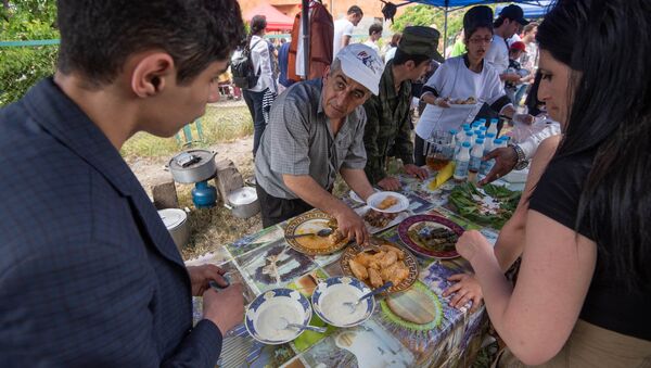 Посетители фестиваля Толмы выбирают блюдо на свой вкус (20 мая 2018). Село Хнаберд, Араратская область - Sputnik Արմենիա