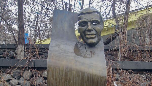 Скульптура поэта Славика Чилояна возле кафе Арагаст (2005 год) - Sputnik Армения