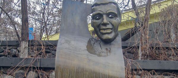Скульптура поэта Славика Чилояна возле кафе Арагаст (2005 год) - Sputnik Армения