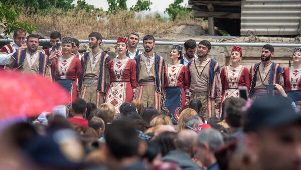 Фестиваль толмы сопровождался народными песнями и танцами (20 мая 2018). Село Хнаберд, Араратская область - Sputnik Արմենիա