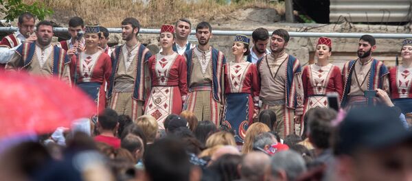 Фестиваль толмы сопровождался народными песнями и танцами (20 мая 2018). Село Хнаберд, Араратская область - Sputnik Армения