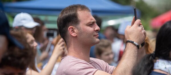 Посетитель фестиваля толмы (20 мая 2018). Село Хнаберд, Араратская область Посетитель фестиваля толмы (20 мая 2018). Село Хнаберд, Араратская область - Sputnik Արմենիա