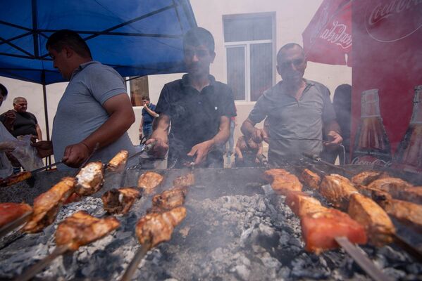 Посетители фестиваля толмы могли попробовать также другие блюда: например шашлык (20 мая 2018). Село Хнаберд, Араратская область - Sputnik Армения