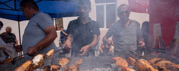 Посетители фестиваля толмы могли попробовать также другие блюда: например шашлык (20 мая 2018). Село Хнаберд, Араратская область Посетители фестиваля толмы могли попробовать также другие блюда: например шашлык (20 мая 2018). Село Хнаберд, Араратская область - Sputnik Армения