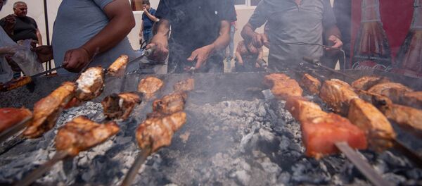 Посетители фестиваля толмы могли попробовать также другие блюда: например шашлык (20 мая 2018). Село Хнаберд, Араратская область - Sputnik Армения
