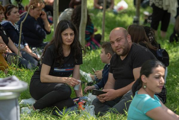 Посетиели фестиваля толмы устроили пикник (20 мая 2018). Село Хнаберд, Араратская область - Sputnik Армения