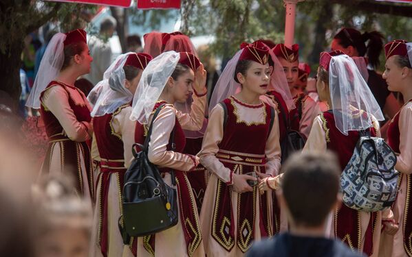 Юные танцовщицы в народных нарядах на фестивале Толмы (20 мая 2018). Село Хнаберд, Араратская область - Sputnik Армения
