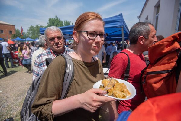 Фестиваль толмы посетили также туристы (20 мая 2018). Село Хнаберд, Араратская область - Sputnik Армения