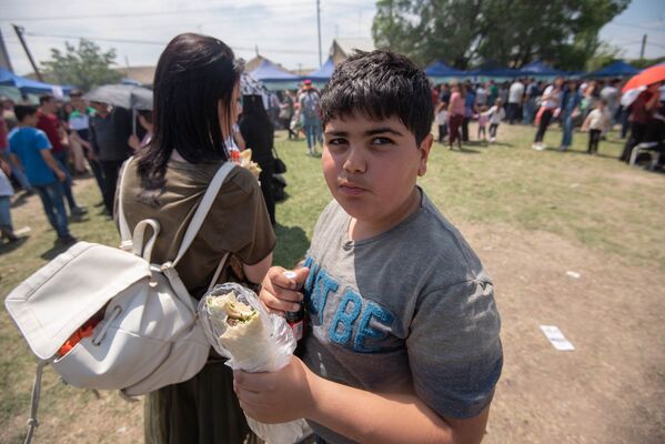 Молодой посетитель фестиваля толмы (20 мая 2018). Село Хнаберд, Араратская область - Sputnik Армения