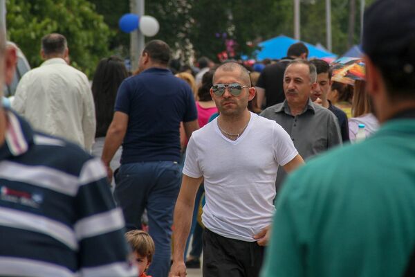 Посетитель фестиваля толмы (20 мая 2018). Село Хнаберд, Араратская область - Sputnik Армения