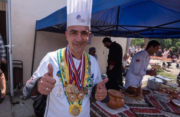 Председатель гильдии шеф-поваров Бурятии Ерванд Калачян на фестивале толмы (20 мая 2018). Село Хнаберд, Араратская область Председатель гильдии шеф-поваров Бурятии Ерванд Калачян на фестивале толмы (20 мая 2018). Село Хнаберд, Араратская область - Sputnik Армения