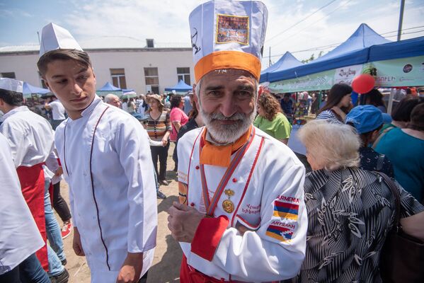 Шеф-повар Владимир Никогосян на фестивале толмы (20 мая 2018). Село Хнаберд, Араратская область - Sputnik Армения