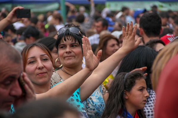 Посетители фестиваля толмы наблюдают праздничный концерт (20 мая 2018). Село Хнаберд, Араратская область - Sputnik Армения