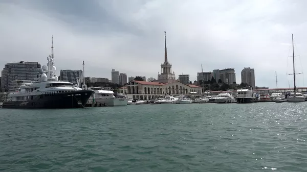 Сочи: вид с яхты на Морской вокзал