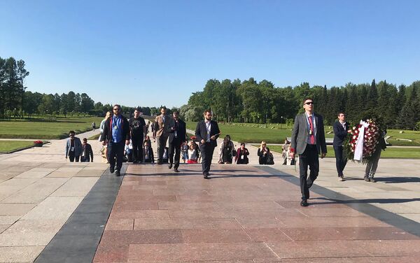 Участники международного молодёжного форума Русское зарубежье возложили цветы у памятника Мать Родина на Пискаревском мемориальном кладбище (21 мая 2018). Санкт-Петербург - Sputnik Армения