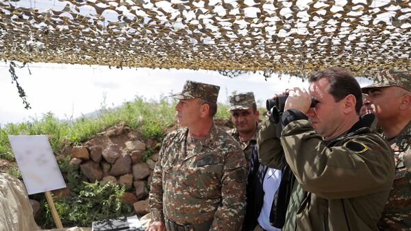 Министр обороны Армении Давид Тоноян на армяно-азербайджанской границе - Sputnik Արմենիա