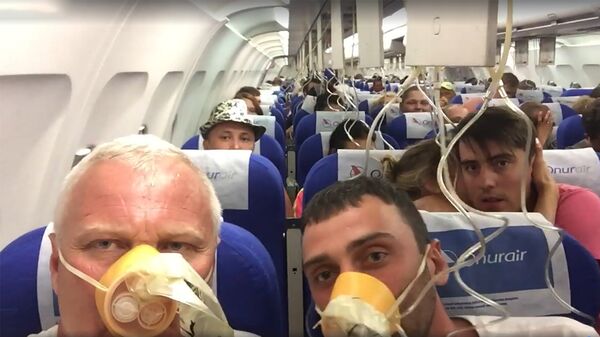Пассажиры рейса авиакомпании OnurAir Анталия-Челябинск в разгерметизованном салоне Пассажиры рейса авиакомпании OnurAir Анталия-Челябинск в разгерметизованном салоне - Sputnik Армения