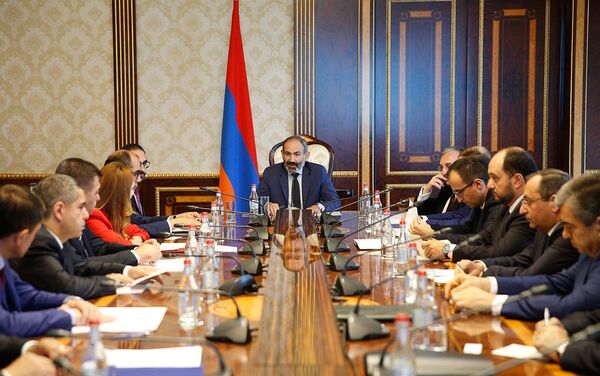 Совещание во главе с премьер-министром Армении Николом Пашиняном по обсуждению хода работ по подготовке и осуществлению 17-го саммита франкоязычных стран (21 мая 2018). Еревaн - Sputnik Армения