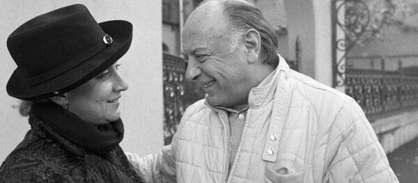 Народный артист Грузинской ССР Котэ Махарадзе (справа) с народной артисткой СССР актрисой Софико Чиаурели (слева) за беседой. - Sputnik Армения