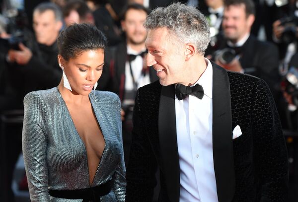 Модель Тина Кунаки и французский актер Венсан Кассель на красной дорожке в рамках 71-го Каннского международного фестиваля (12 мая 2018). Канны, Франция - Sputnik Армения