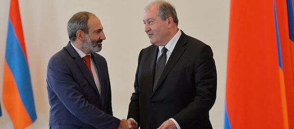 Президент Армении Армен Саркисян и премьер-министр Никол Пашинян во время принятия присяги членов правительства (21 мая 2018). Еревaн - Sputnik Армения