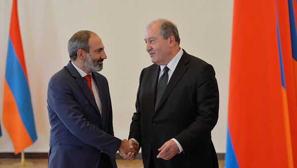 Президент Армении Армен Саркисян и премьер-министр Никол Пашинян во время принятия присяги членов правительства (21 мая 2018). Еревaн - Sputnik Армения