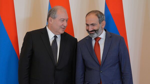 Президент Армении Армен Саркисян и премьер-министр Никол Пашинян во время принятия присяги членов правительства (21 мая 2018). Еревaн - Sputnik Армения