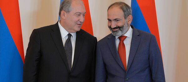Президент Армении Армен Саркисян и премьер-министр Никол Пашинян во время принятия присяги членов правительства (21 мая 2018). Еревaн - Sputnik Армения
