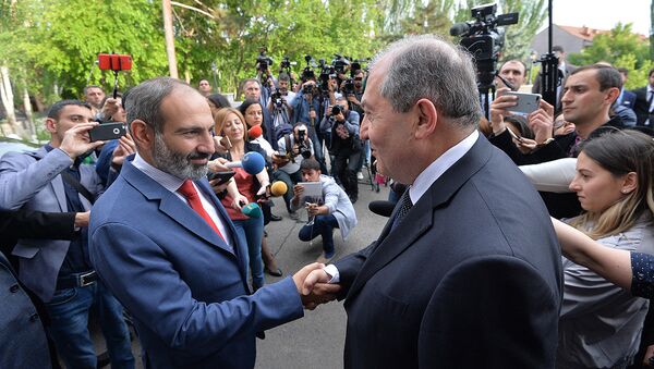 Президент Армении Армен Саркисян и премьер-министр Никол Пашинян после принятия присяги членов правительства (21 мая 2018). Еревaн - Sputnik Армения