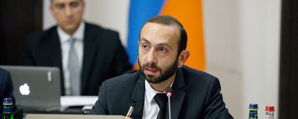 Первый вице-премьер Арарат Мирзоян на внеочередном заседании правительства Армении (22 мая 2018). Еревaн Первый вице-премьер Арарат Мирзоян на внеочередном заседании правительства Армении (22 мая 2018). Еревaн - Sputnik Армения