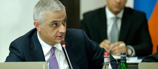 Вице-премьер Мгер Григорян на внеочередном заседании правительства Армении (22 мая 2018). Еревaн Вице-премьер Мгер Григорян на внеочередном заседании правительства Армении (22 мая 2018). Еревaн - Sputnik Армения