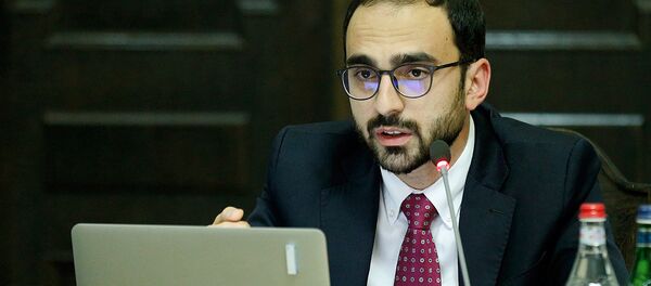 Вице-премьер Тигран Авинян на внеочередном заседании правительства Армении (22 мая 2018). Еревaн Вице-премьер Тигран Авинян на внеочередном заседании правительства Армении (22 мая 2018). Еревaн - Sputnik Արմենիա