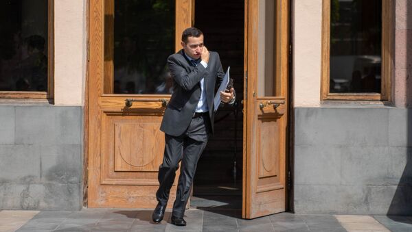 Министр Диаспоры Мхитар Айрапетян возле Дома правительства после внеочередного заседания (22 мая 2018). Еревaн - Sputnik Արմենիա