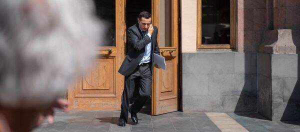 Министр Диаспоры Мхитар Айрапетян возле Дома правительства после внеочередного заседания (22 мая 2018). Еревaн - Sputnik Армения