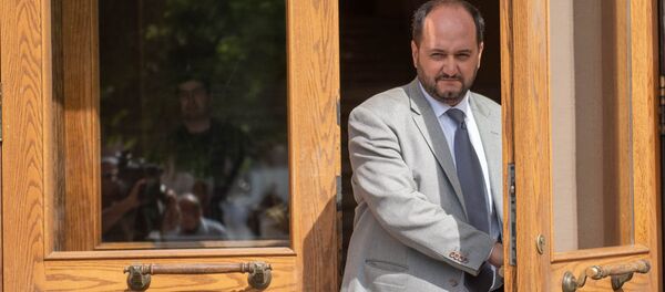 Министр образования и науки Армении Араик Арутюнян возле Дома правительства после внеочередного заседания (22 мая 2018). Еревaн - Sputnik Армения