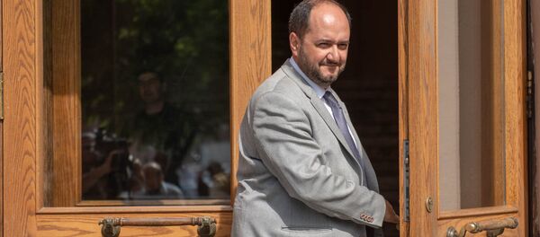 Министр образования и науки Армении Араик Арутюнян возле Дома правительства после внеочередного заседания (22 мая 2018). Еревaн - Sputnik Армения