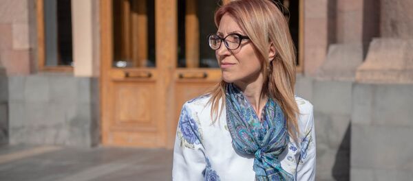 Министр труда и соц.вопросов Армении Мане Тандилян возле Дома правительства после внеочередного заседания (22 мая 2018). Еревaн - Sputnik Армения