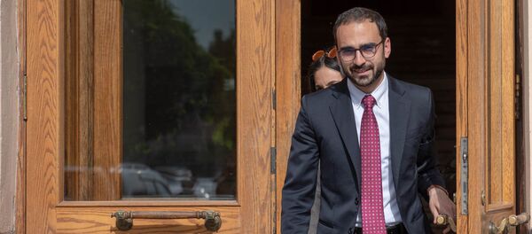 Вице-премьер Армении Тигран Авинян возле Дома правительства после внеочередного заседания (22 мая 2018). Еревaн - Sputnik Արմենիա