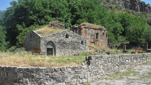 Церковь Србоц Аракелоц, село Каренис, Котайкская область - Sputnik Армения