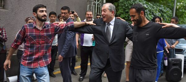 Президент Армении Армен Саркисян танцует вместе с протестующими против экплуатации Амулсарского золоторудного месторождения (23 мая 2018). Еревaн Президент Армении Армен Саркисян танцует вместе с протестующими против экплуатации Амулсарского золоторудного месторождения (23 мая 2018). Еревaн - Sputnik Արմենիա