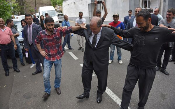 Президент Армении Армен Саркисян танцует вместе с протестующими против экплуатации Амулсарского золоторудного месторождения (23 мая 2018). Еревaн - Sputnik Армения