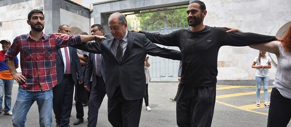 Президент Армении Армен Саркисян танцует вместе с протестующими против экплуатации Амулсарского золоторудного месторождения (23 мая 2018). Еревaн Президент Армении Армен Саркисян танцует вместе с протестующими против экплуатации Амулсарского золоторудного месторождения (23 мая 2018). Еревaн - Sputnik Արմենիա