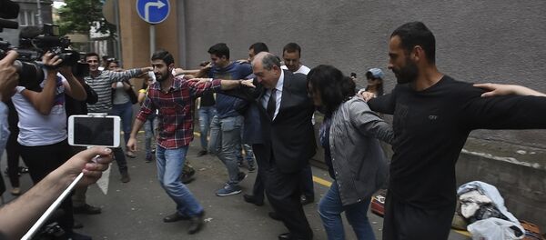 ՀՀ նախագահը պարել է բնապահպան ցուցարարների հետ ՀՀ նախագահը պարել է բնապահպան ցուցարարների հետ - Sputnik Արմենիա