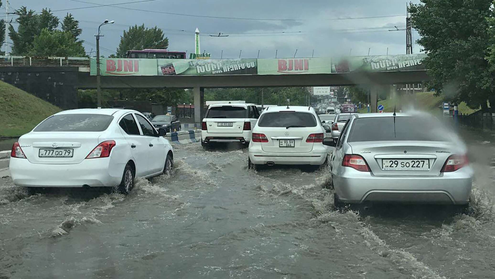 Водный мир - Армения: машины застряли, дома затопило, нечистоты оказались в  подвалах - 27.05.2018, Sputnik Армения