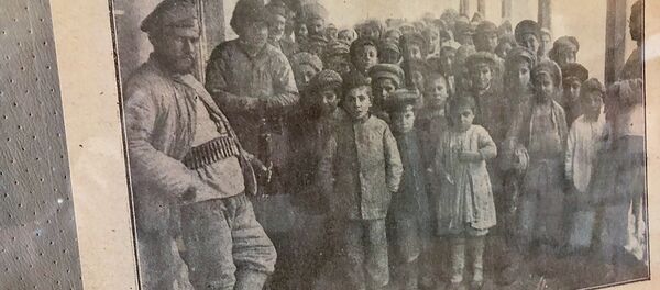 Очередь за хлебом около здания министерства заботы. Национальный архив Армении - Sputnik Արմենիա