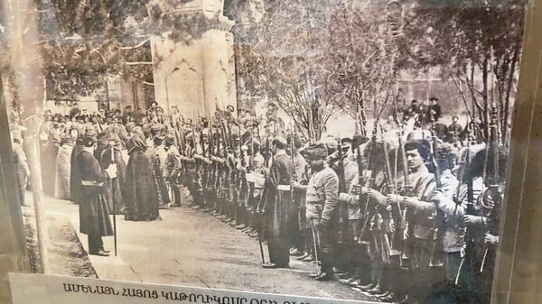 Ամենայն հայոց կաթողիկոս Սահակ Բ Խապայանն օրհնում է զինվորներին (1918 թ.) - Sputnik Արմենիա