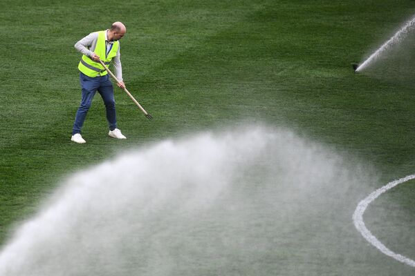 Уборка газона на поле на стадионе Волгоград Арена - Sputnik Армения
