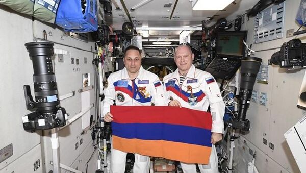 Флаги Армении и Еревана развернуты на борту МКС по случаю 100-летия Первой Армянской Республики и 2800-летия Еревана - Sputnik Արմենիա