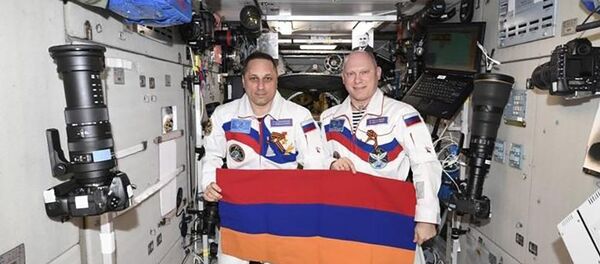 Флаги Армении и Еревана развернуты на борту МКС по случаю 100-летия Первой Армянской Республики и 2800-летия Еревана Флаги Армении и Еревана развернуты на борту МКС по случаю 100-летия Первой Армянской Республики и 2800-летия Еревана - Sputnik Армения